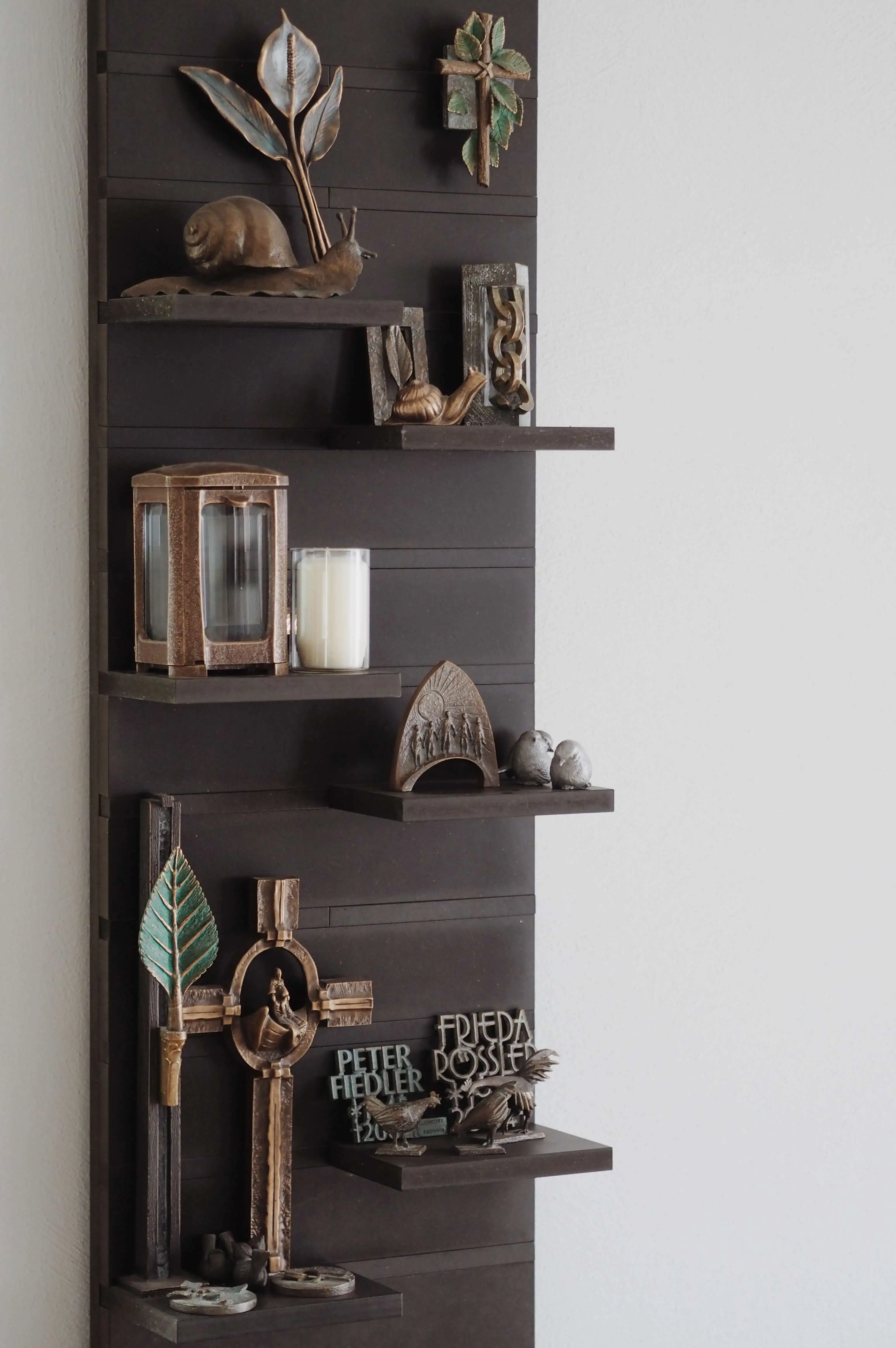 Detail einer handgemeißelten Inschrift in Naturstein