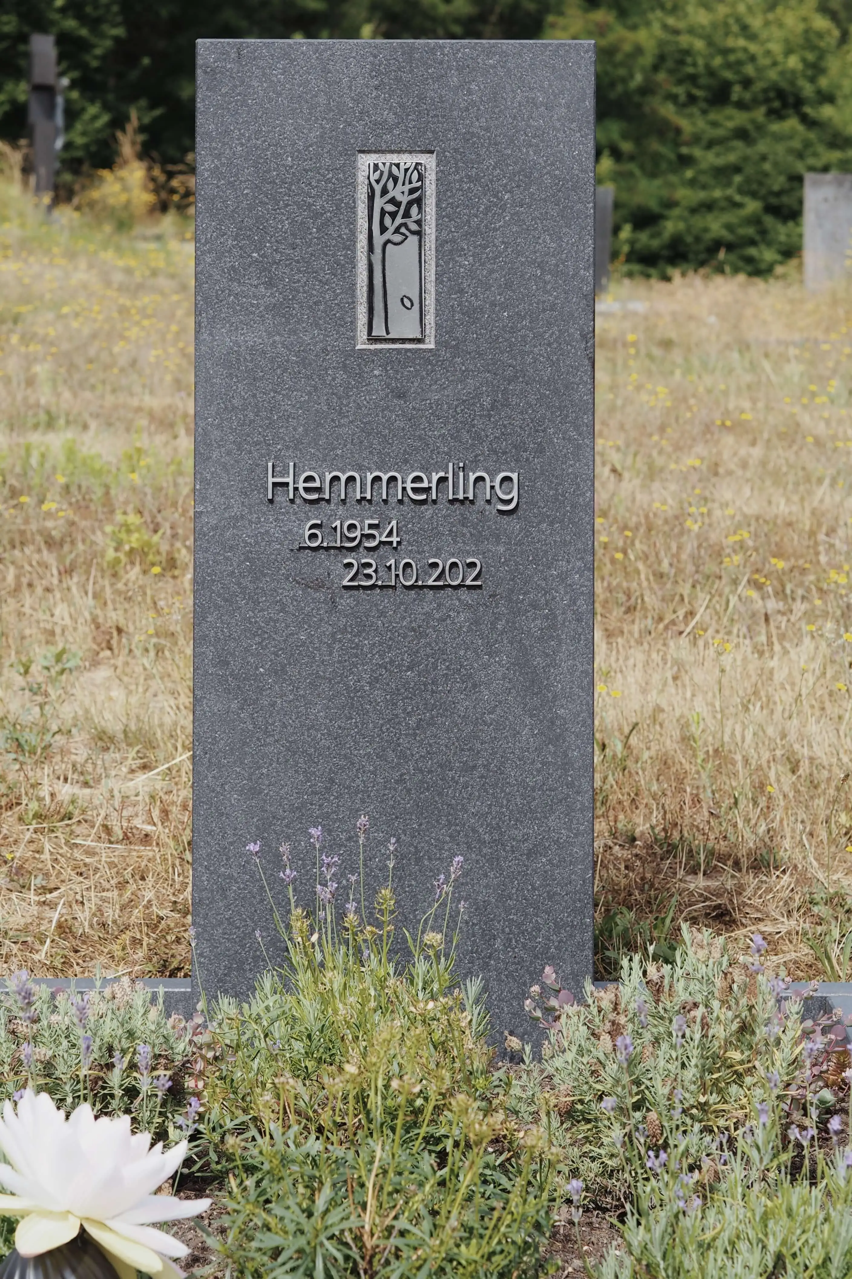 Moderner Grabstein mit eingelassenem Baum aus Aluminium