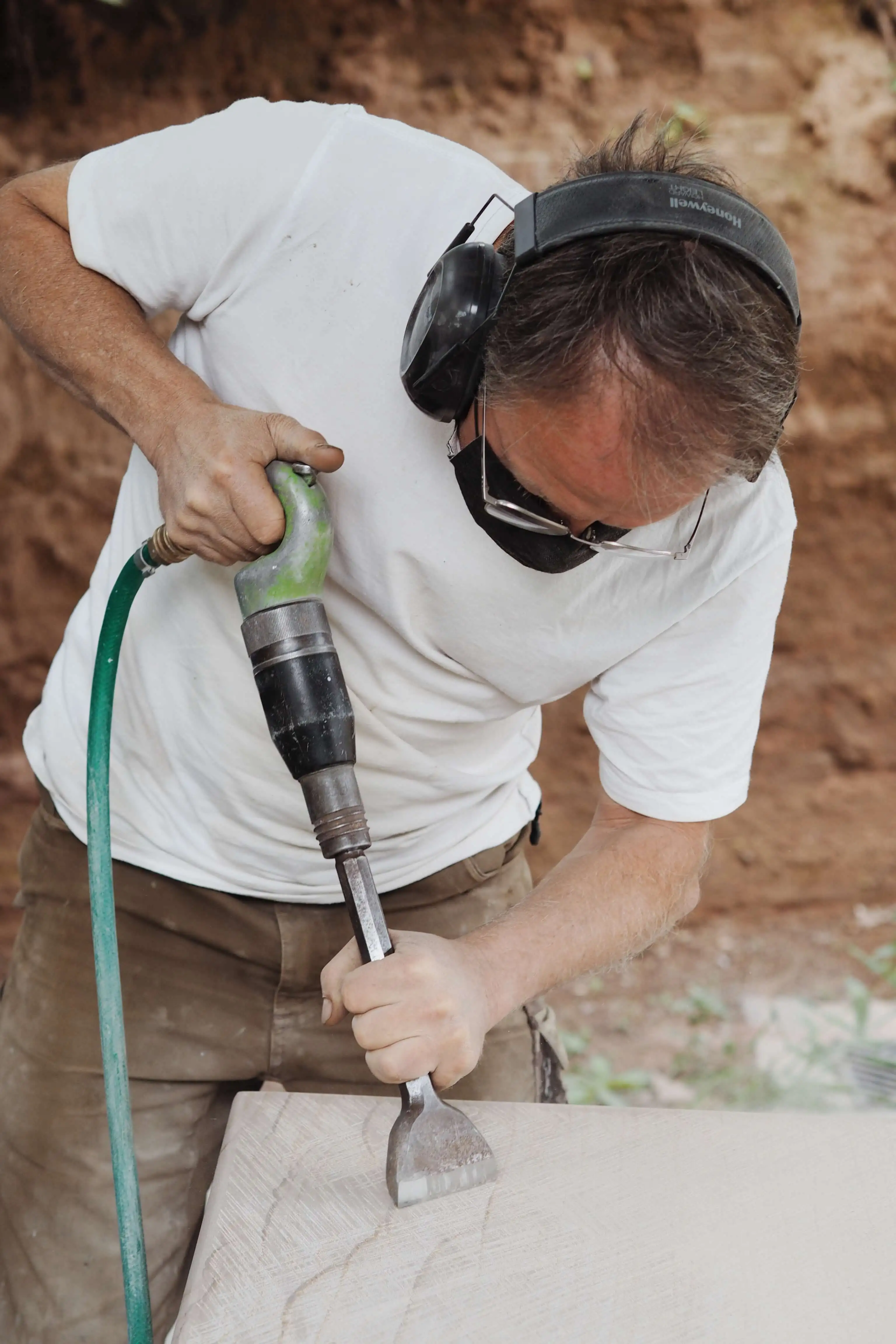Elegante Urnenstele mit natürlicher Oberfläche